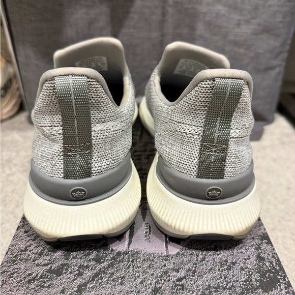 Peter Millar Hyper Apollo
Size 9
Great condition! - Picture 4 of 4